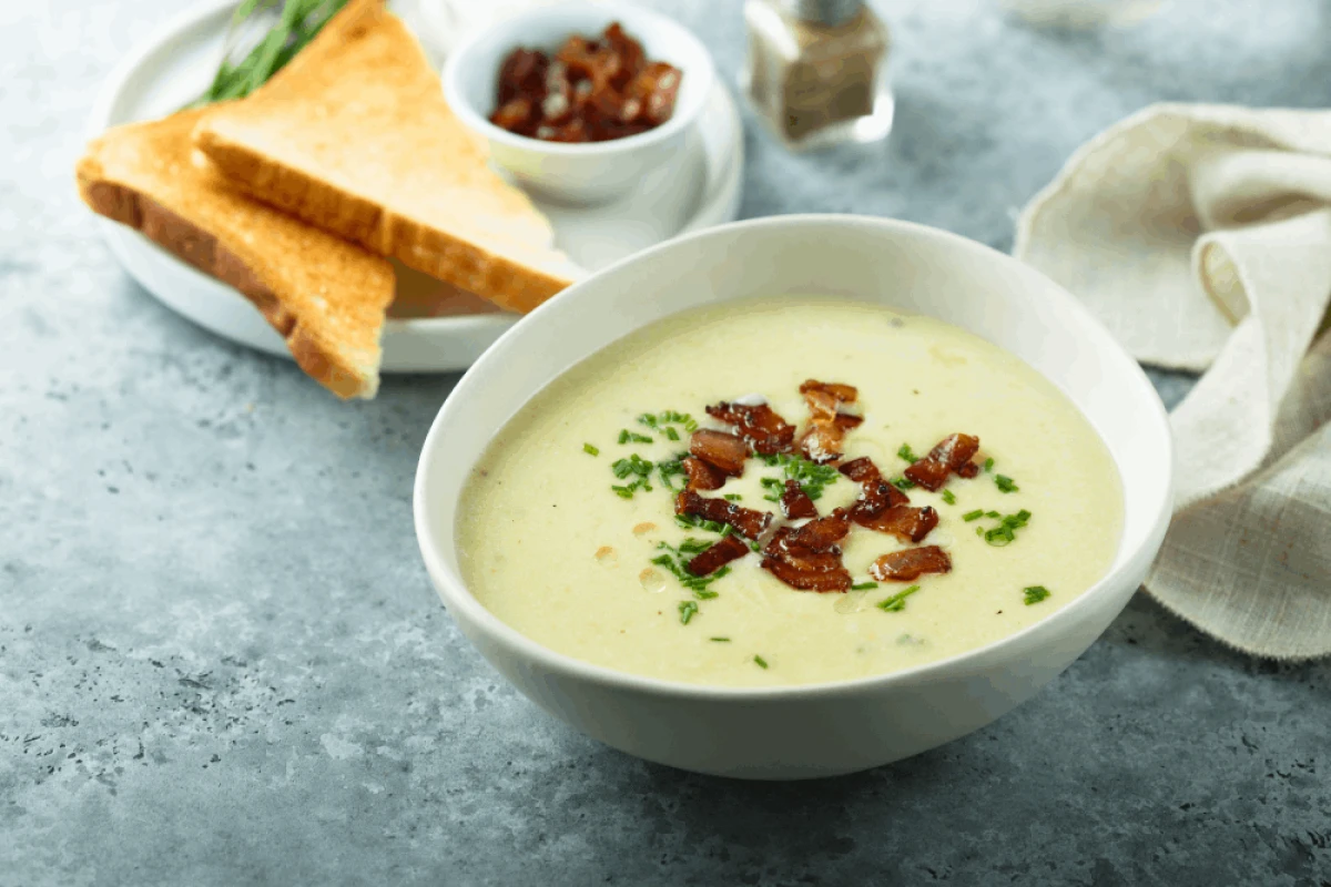 Zupa serowa posypana podsmażonym boczkiem i natką pietruszki